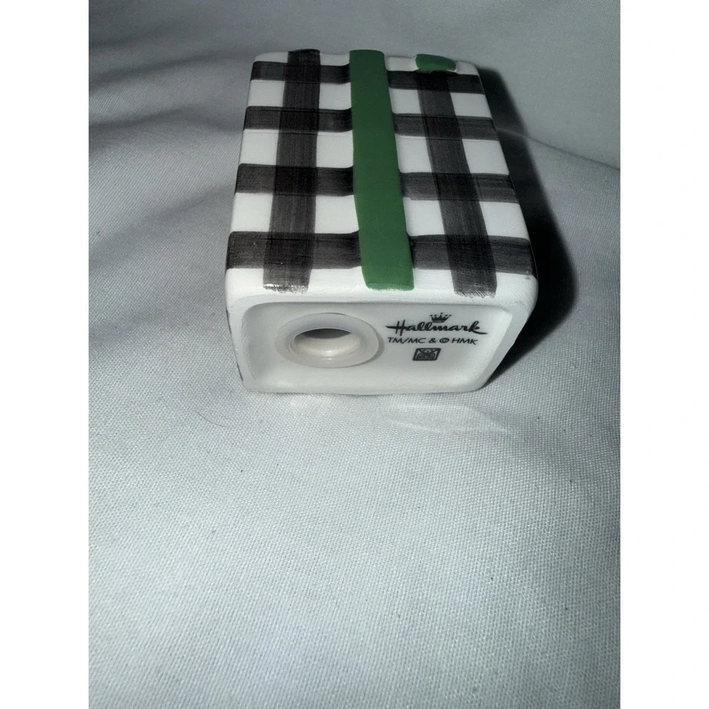 Hallmark Salt‎ and Pepper Shakers Ceramic Christmas Presents Wrapped Gift Boxes